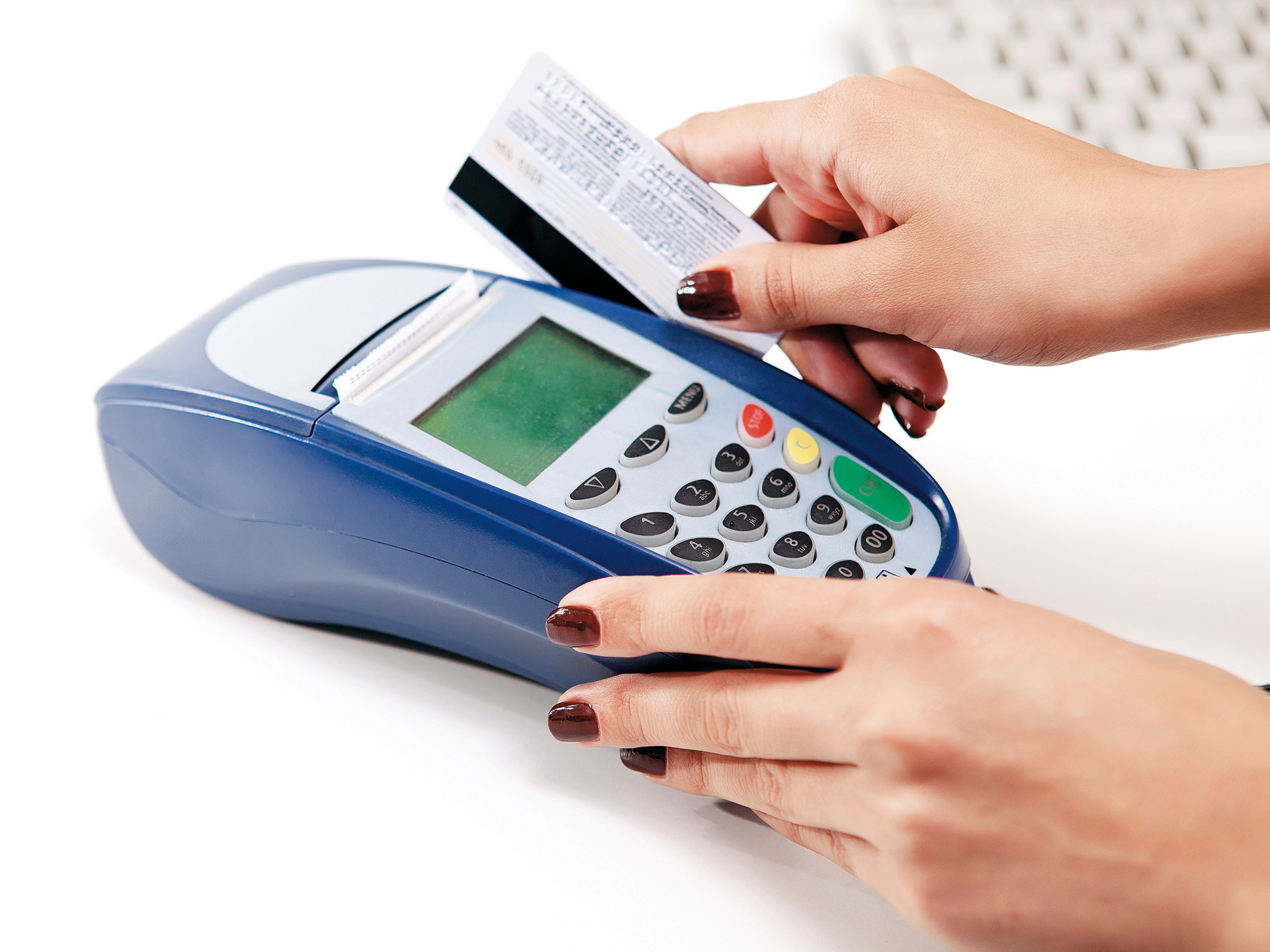 Coșmarul băncilor: patru români din zece își scot toți banii de pe card în ziua de salariu