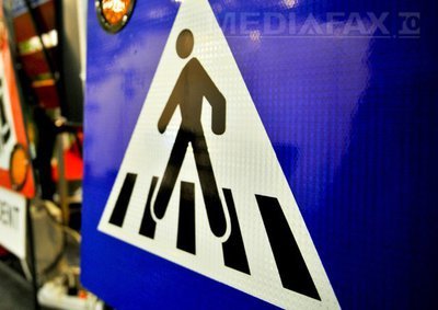 Trei angajați ai unui colegiu din Pitești, accidentați pe trecerea de pietoni din fața liceului