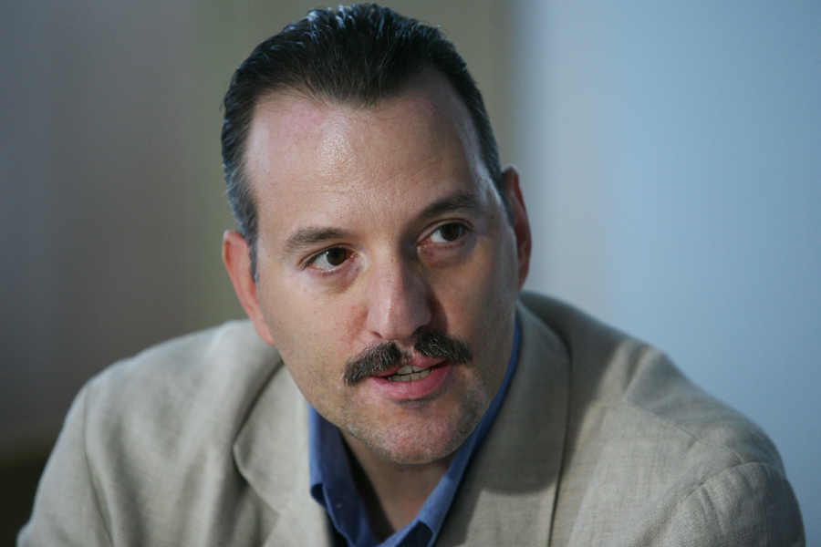 Dragoș Cabat, analist economic, in 2005: Românii cumpără mai degrabă cu disperare, când au bani, tocmai pentru că așteptările lor pentru viitor sunt sumbre