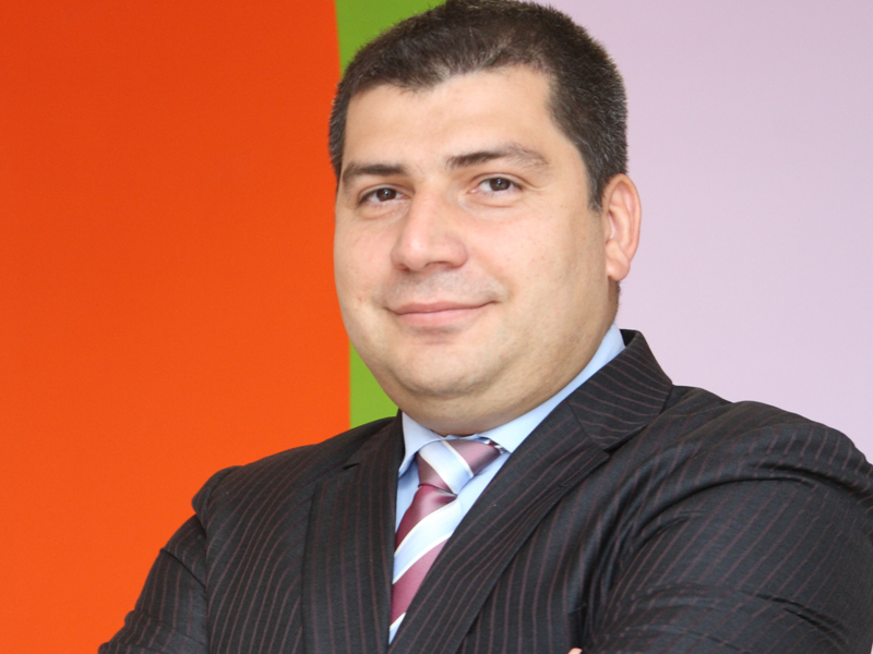 Tânărul care a ajuns să conducă 1.100 de angajați în compania unde s-a angajat când era student
