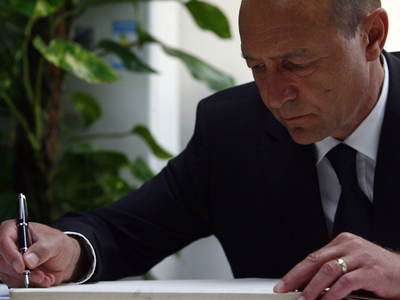 Băsescu a semnat petiția Partidului Mișcarea Populară pentru respingerea taxei suplimentare la carburant