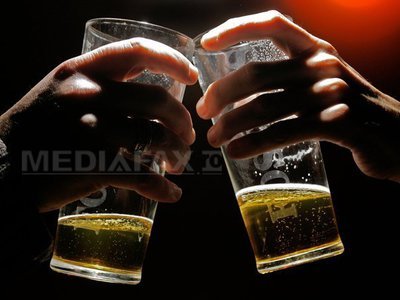 Românii au băut cu 10% mai puțină bere anul trecut. Tot mai mulți dintre consumatori preferă berea la PET