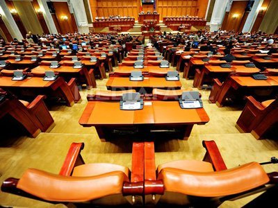 Zece senatori și 22 de deputați, acuzați de incompatibilitate sau fals în declarații. Printre aceștia se află Petre Roman și Sorin Ilieșiu