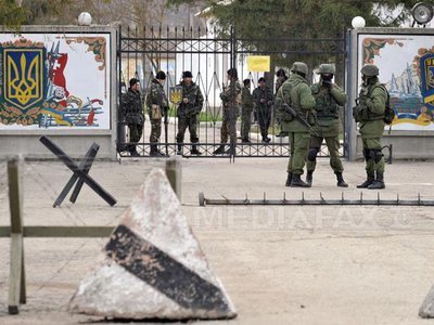 REPORTAJ AFP: Soldații ucraineni și forțele ruse, protagoniști într-un "război ciudat" în Crimeea