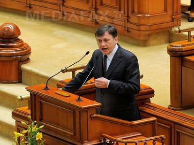 Crin Antonescu A DEMISIONAT din funcția de președinte al Senatului și cere DEMISIA lui Ponta