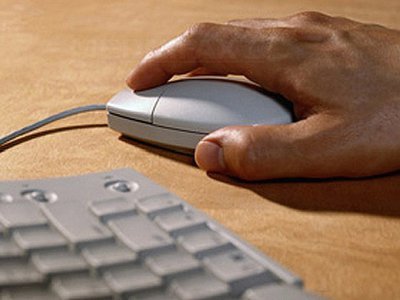 Peste jumătate dintre românii care cumpără online aleg produse sau servicii până în 100 euro