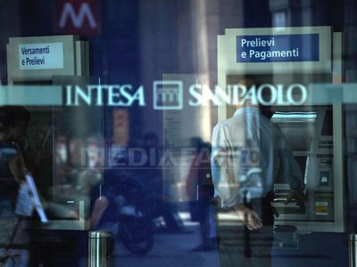 Intesa Sanpaolo își reevaluează prezența pe piața românească