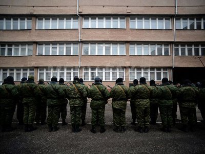 TENSIUNE în Crimeea: Milițiile proruse ocupă sediul marinei ucrainene din Sevastopol