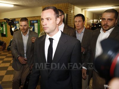 Oscar Pistorius a sosit la tribunal, unde este judecat pentru asasinarea Reevei Steenkamp