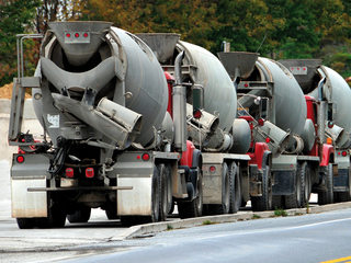 Holcim și Lafarge ar putea vinde active cu profituri de 1 miliard de dolari pentru finalizarea fuziunii