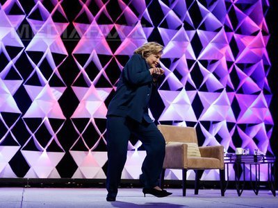 Hillary Clinton, atacată cu un pantof în timpul unei conferințe - VIDEO