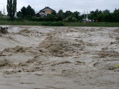 Zeci de gospodării au fost inundate în județele Dâmbovița și Prahova, în urma ploilor torențiale