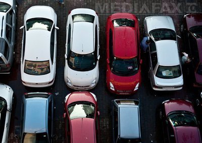 Peste 200.000 de mașini din parcările din București sunt nefolosite de mulți ani