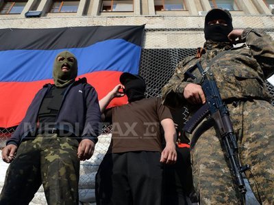 CRIZA DIN UCRAINA: Insurgenți proruși au preluat controlul primăriei din Kostiantinivka. Primarul prorus al orașului Harkov a fost grav rănit