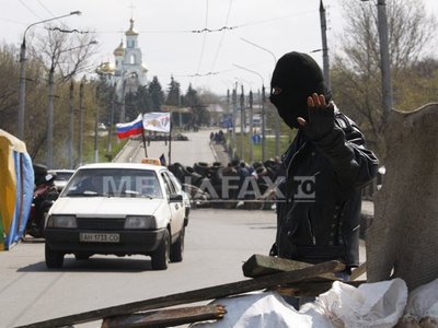 SITUAȚIA DIN UCRAINA: Calm în Slaviansk. Separatiștii au decretat interdicții de circulație după un schimb de focuri soldat cu morți