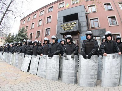 Un comisariat de poliție și două unități ale serviciilor de securitate din estul Ucrainei, OCUPATE de militanți proruși. Ministrul de Interne: Nu vom avea toleranță pentru teroriști