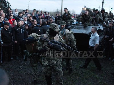 CONFLICTELE DIN UCRAINA: Patru persoane au fost ucise într-un ATAC la Slaviansk. Rusia se declară "indignată". Separatiștii proruși cer Rusiei să le livreze arme
