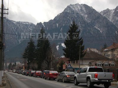 Mii de turiști petrec Paștele pe Valea Prahovei, deși în stațiuni plouă, iar pe munte ninge viscolit
