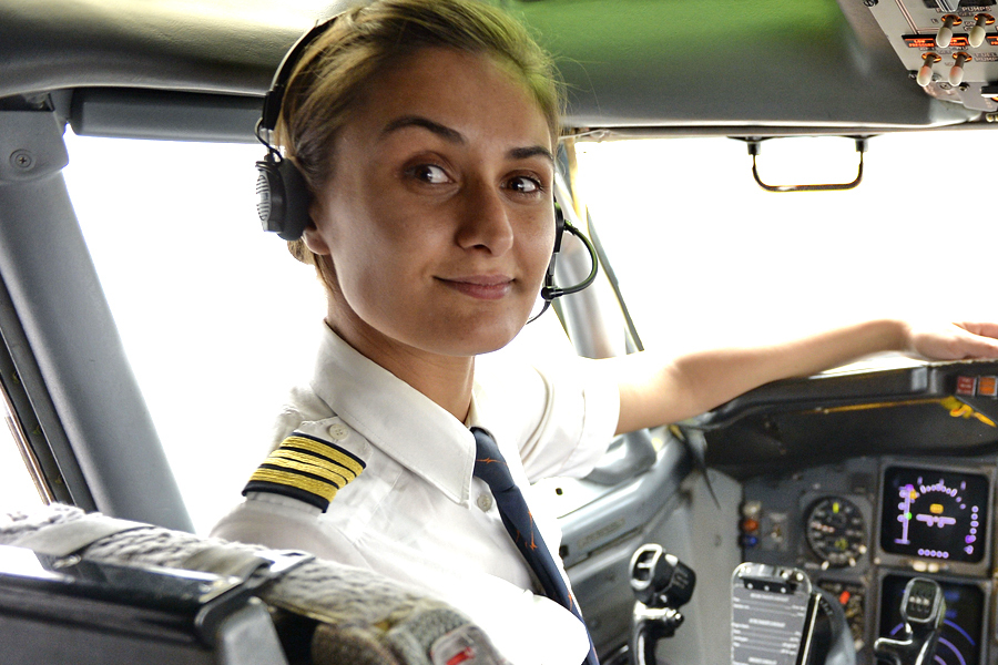 Povestea femeii pilot de la Blue Air: are 32 de ani, câștigă mii de euro pe lună și a visat din liceu să fie comandant
