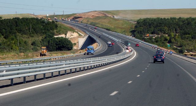Taxă pe autostrăzile A1 și A2, după un program de reabilitare de 250 de milioane de euro . Guvernul face parteneriate public-private ca să administreze autostrăzi construite cu bani publici