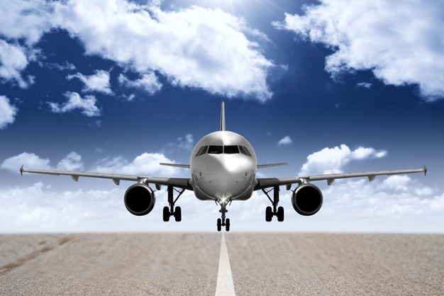 Cel mai rușinos aeroport din România vede primii pasageri, după 20 de ani în care a stat cu pista goală