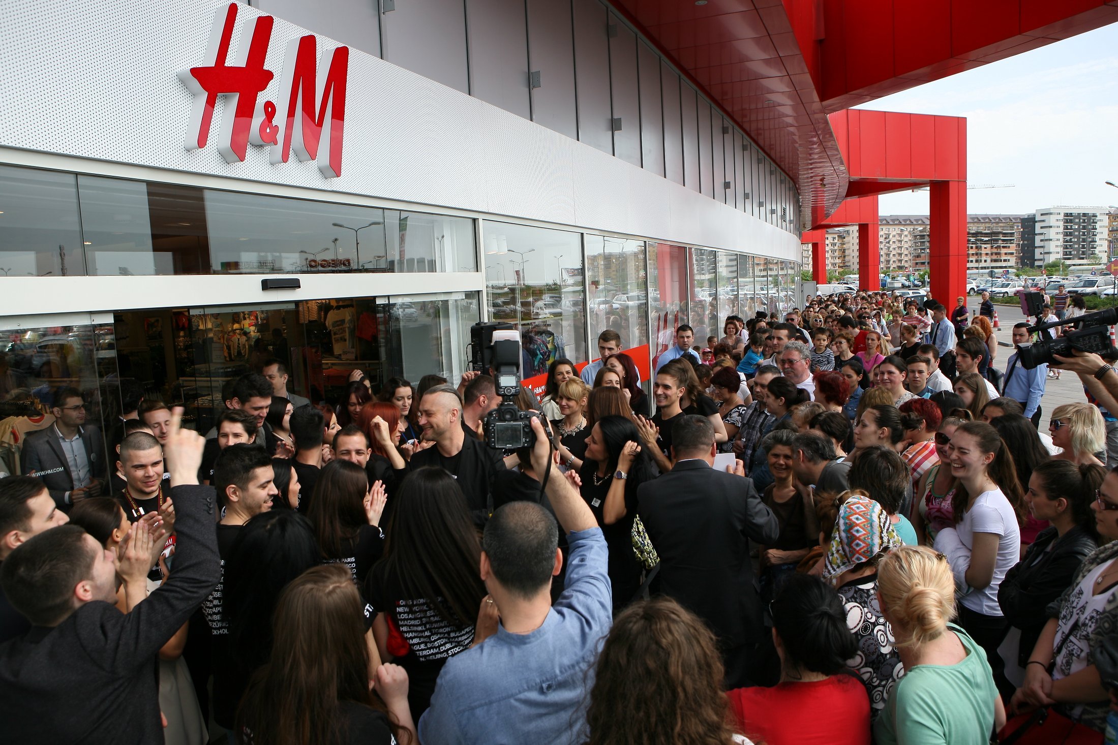 H&M deschide al 11-lea magazin din București în Militari Shopping Center