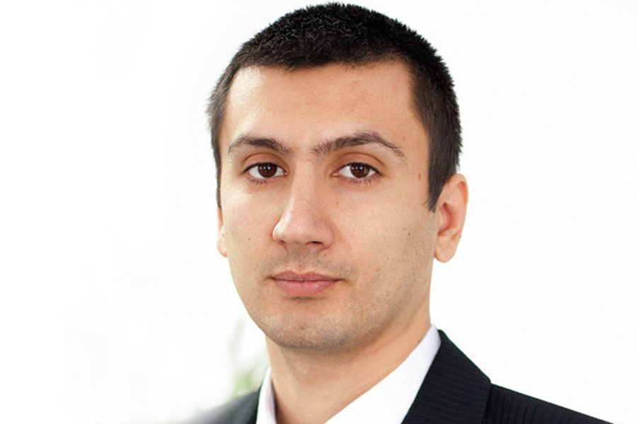 Nu a făcut facultate și a fost muncitor în fabrică. Nemții l-au pus șef peste cea mai mare investiție Mercedes din România