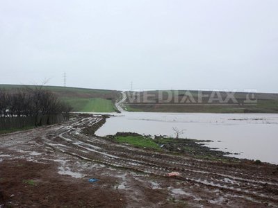 Zeci de localități din țară, AFECTATE de inundații: Mii de persoane au rămas fără energie electrică în Argeș