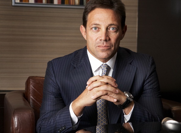 Lupul de pe Wall Street vrea să-și plătească datoriile vorbind credulilor despre fața nevăzută a banilor