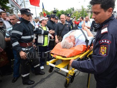 PROTEST al revoluționarilor în Piața Victoriei. Dumitru Dincă a leșinat la protest. Manifestanții au anunțat proteste zilnice