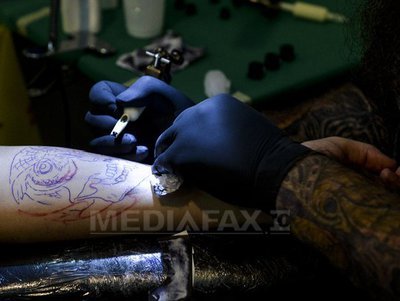 Tatuajele și piercing-urile pentru orbi și bolnavii de SIDA, interzise de Ministerul Sănătății - proiect