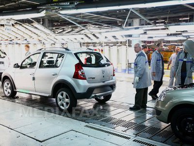 Mai puține mașini asamblate de Dacia la Mioveni în 2014, după lansarea producției Sandero în Maroc