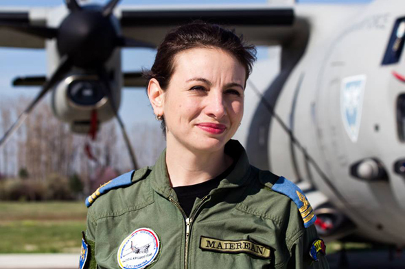 Singura femeie pilot de supersonic din România: Trebuie să fii dispus să muncești de la șase dimineața până seara