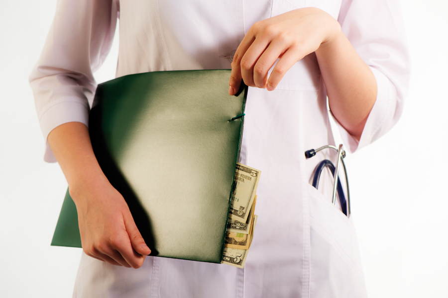 Clinicile și asiguratorii își dau mâna ca să le ia pacienților banii de șpagă pentru medici