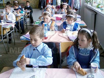 Senatul adoptă tacit o inițiativă de înlocuire a Programului ”Cornul și laptele” cu o masă caldă