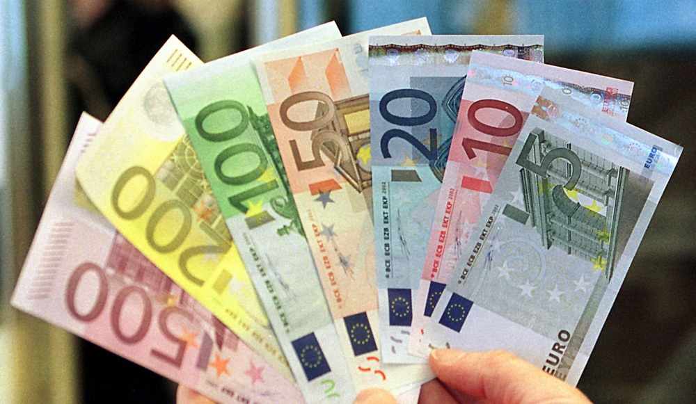 BCE este prima mare bancă centrală care va taxa banii păstrați de bănci în conturi. Dobânda este -0,1%