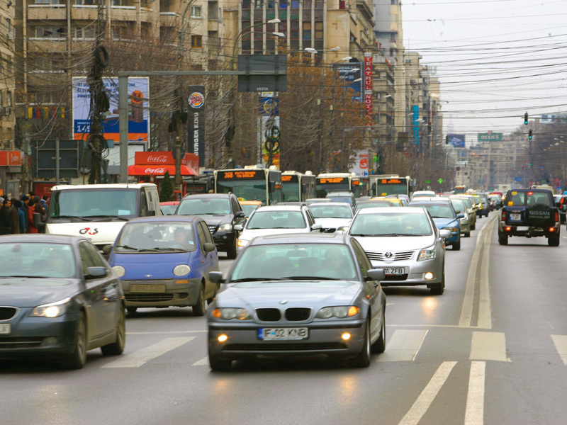 Producția auto scade, dar vânzările cresc