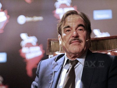 Oliver Stone va realiza un film despre Edward Snowden