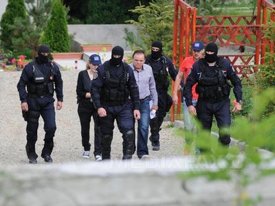 PERCHEZIȚII într-un dosar de evaziune cu un prejudiciu de două milioane de euro. 22 de persoane, între care un primar și soția sa, ridicate de polițiști