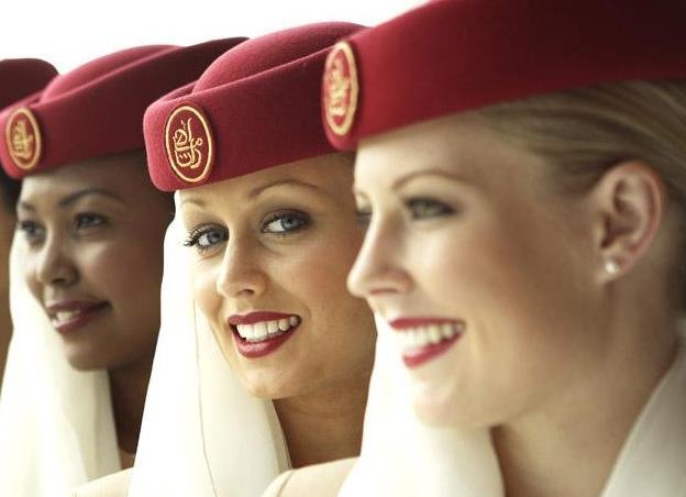 Cât câștigă o stewardesă din România la compania Emirates