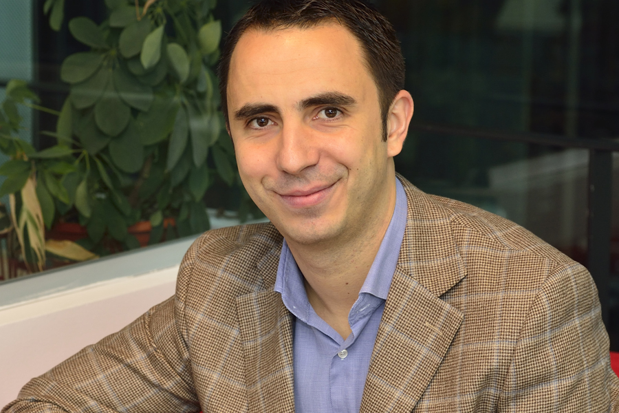 Un tânăr de 30 de ani a inventat o nouă meserie în magazinele Vodafone din România. Ce este greeter-ul