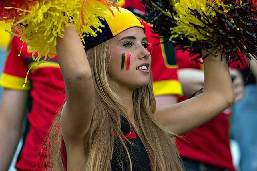 O adolescentă de 17 ani a devenit model L'Oreal. Compania a văzut-o în tribune la Cupa Mondială