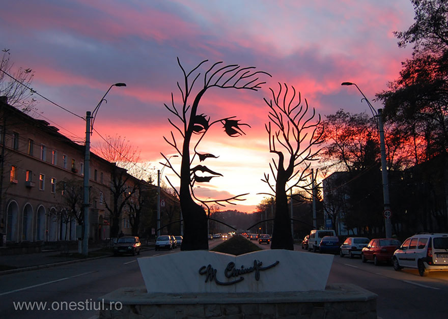 O statuie a lui Eminescu, inclusă într-un top al celor mai inedite reprezentări