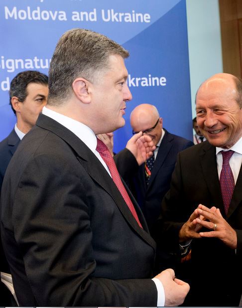 Ce au discutat la telefon Băsescu și Poroșenko