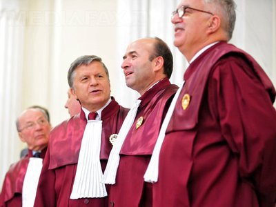 Legea ”Big Brother”, prin care furnizorii de telefonie și internet erau obligați să rețină date ale abonaților, declarată neconstituțională