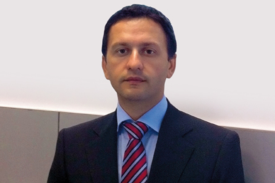 A lucrat toată viața în comerț și a ajuns la 37 de ani șef peste Flanco