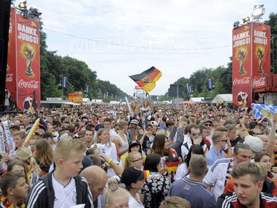 Berlin - Zeci de mii de suporteri așteaptă echipa națională a Germaniei: Este un eveniment istoric