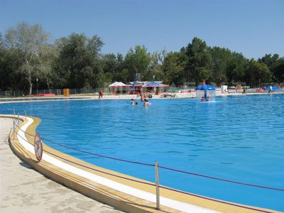 REPORTAJ: Ștrandurile, multe cu investiții de milioane de euro, "uitate" din cauza vremii capricioase