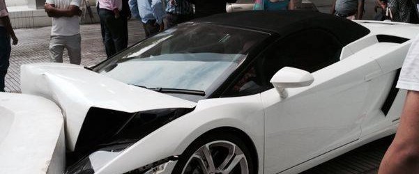 Un valet din India a intrat cu Lamborghiniul unui client în zid, dar hotelul nu vrea să plătească daunele