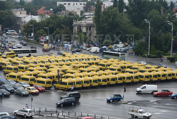 Victor Ponta a înmânat cheile primelor microbuze școlare repartizate comunelor de Ministerul Dezvoltării